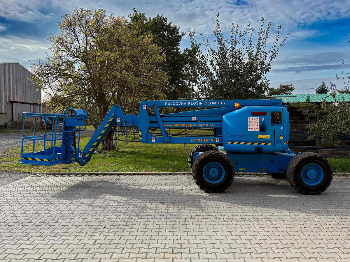 Przegubowe terenowe podnośniki robocze